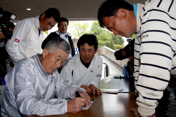 2010年の「つるやオープン」。ファンに混じった中堅プレーヤーたちへのサインにも快く応じていた杉原輝雄氏