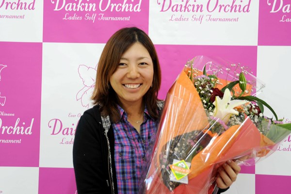 今週開催の「ダイキンオーキッドレディス」に出場する宮里美香がシンガポールから帰国。地元・沖縄で花束贈呈の歓迎を受けた