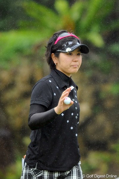 2012年 ダイキンオーキッドレディスゴルフトーナメント 2日目 比嘉真美子 18歳のアマチュア、比嘉真美子が地元で躍進！ 7位タイで最終日を迎える