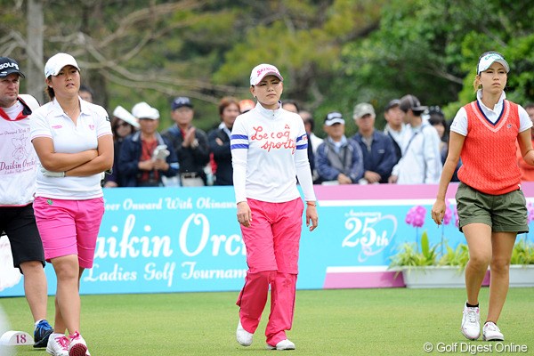 2012年 ダイキンオーキッドレディスゴルフトーナメント 2日目 工藤遥加、横峯さくら、上田桃子 歴代女王2人とのラウンドとなった工藤遥加（左）。臆することなく初の予選突破を果たした