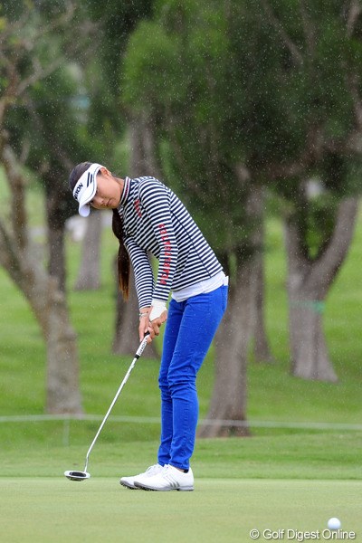 2012年 ダイキンオーキッドレディスゴルフトーナメント 2日目 金子絢香 今年は米ツアーでの活躍が期待される金子絢香。予選落ちに終わったが、4年ぶりの日本ツアー参戦を楽しんでいた