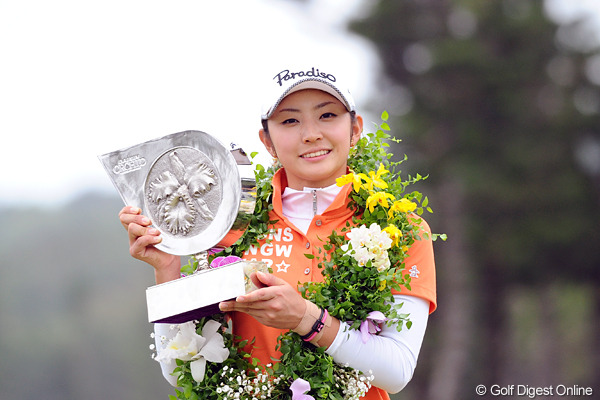 斉藤愛璃が三つ巴のプレーオフを制してツアー初優勝！