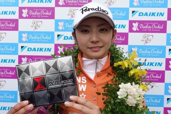【2012年3月】今月の読者プレゼント 2012年の国内女子開幕戦「ダイキンオーキッドレディス」で初タイトルを獲得。ツアー11戦目での優勝は、日本人では最速。さらにプロテスト合格翌年での優勝は、女子ツアー史上初となった。