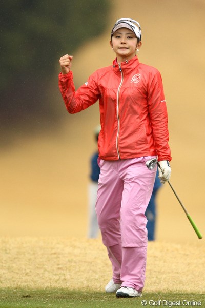 2012年 ヨコハマタイヤゴルフトーナメントPRGRレディスカップ 初日 斉藤愛璃 最終ホールでこの日唯一のバーディを奪った斉藤愛璃。やはり何かを持っている！？