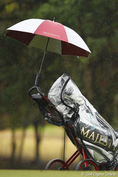 2012年 ヨコハマタイヤゴルフトーナメントPRGRレディスカップ 初日 キャディバッグと傘 「どうやってこの傘、カートに付いてるんだろう？」不思議です。
