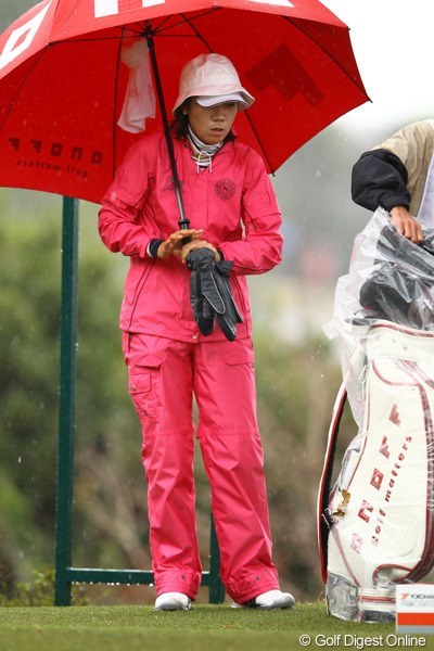 2012年 ヨコハマタイヤゴルフトーナメントPRGRレディスカップ 初日 李知姫 気温8.8℃。手袋が必要になるとはねぇ。