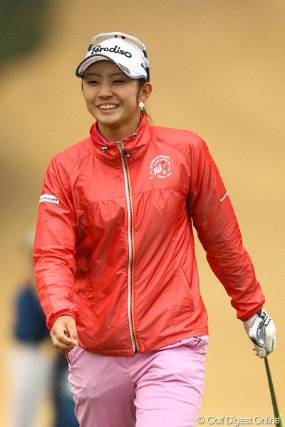 2012年 ヨコハマタイヤゴルフトーナメントPRGRレディスカップ 初日 斉藤愛璃 最終18番でこの日初めてのバーディ！ようやく「愛璃スマイル」です。