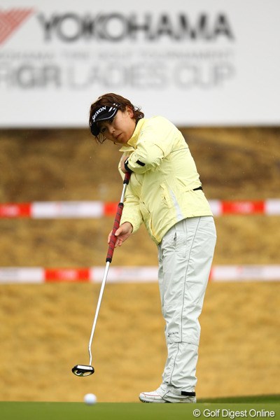 2012年 ヨコハマタイヤゴルフトーナメントPRGRレディスカップ 初日 吉田弓美子 長尺パターを使いこなす吉田弓美子。開幕戦からオデッセイのMetal-X Dart Longが良き相棒となっている