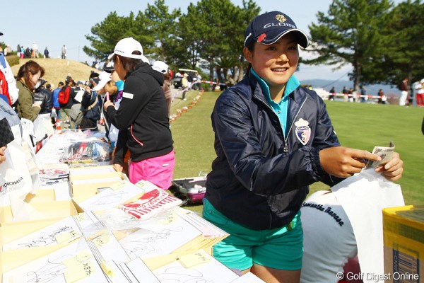 2012年 ヨコハマタイヤゴルフトーナメントPRGRレディスカップ 2日目 山村彩恵 こちらも新人の山村彩恵ちゃん。今日はチャリティ販売の店員としてがんばりました。