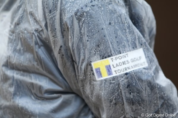 2012年 Tポイントレディスゴルフトーナメント 初日 ボランティア 今日はボランティアの方達もズブ濡れでした