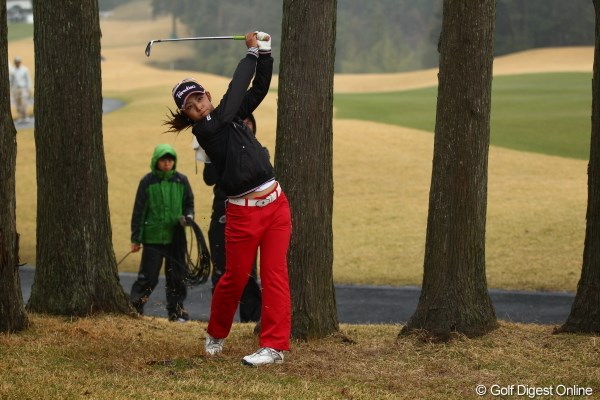 2012年 Tポイントレディスゴルフトーナメント 初日 斉藤愛璃 16番のティショットを右に曲げ、2打目を放つ斉藤愛璃。ここで、この日2度目のトリプルボギーを叩いた