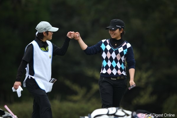 2012年 Tポイントレディスゴルフトーナメント 2日目 比嘉真美子 ナイスバーディ。ちなみに比嘉さん、アマチュアのオーラゼロです。