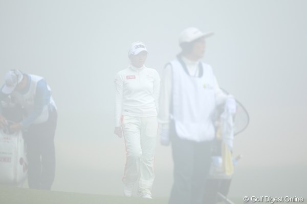 濃霧のため、選手の判断にまかせ一時競技中断。