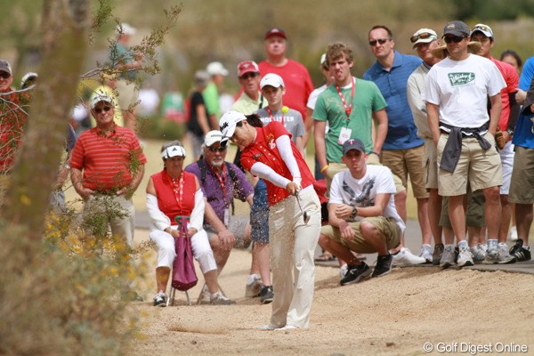 2012年 RRドネリー LPGA ファウンダーズカップ 3日目 ミスショット フェアウェイを外してもラフは短いが、砂漠地帯なだけに砂地が多く難しいショットが多くなる