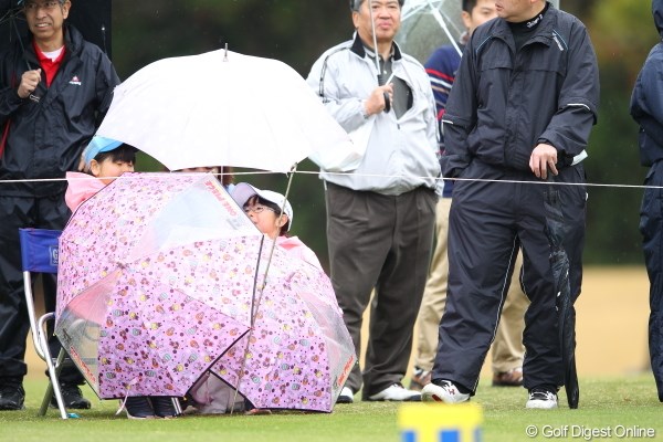 2012年 Tポイントレディスゴルフトーナメント 最終日 ギャラリー ふふふ、これで雨風だって完全防御よ。