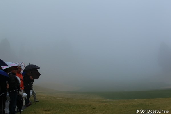 2012年 Tポイントレディスゴルフトーナメント 最終日 コース 雨でスタートが1時間遅れましたが、ごらんのような視界不良でさらに遅れ。