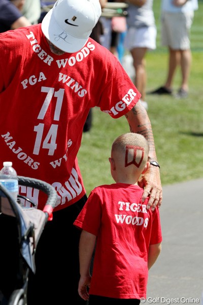 2012年 アーノルド・パーマーインビテーショナル 2日目 タイガーファン タイガーの組について歩いていたファンの親子。いくら好きだからって、息子の後頭部にTWマークって！