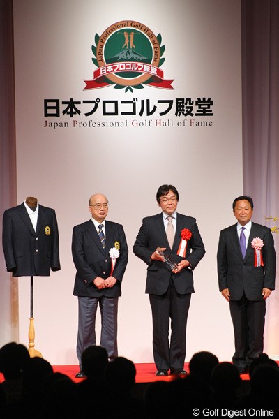 2012年 日本プロゴルフ殿堂 小針さん 顕彰を受けた7名のうち、唯一ご存命の小針春芳にはブレザーが進呈された。代理で出席したのは長男の良一さん（中央）