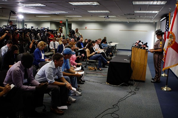 2012年 タイガー・ウッズ 復活への軌跡 09年12月。タイガーの事故に関する会見に詰めかけた大勢のメディアたち。そして、事故の真相が明らかになっていった（Joe Raedle /Getty Images）