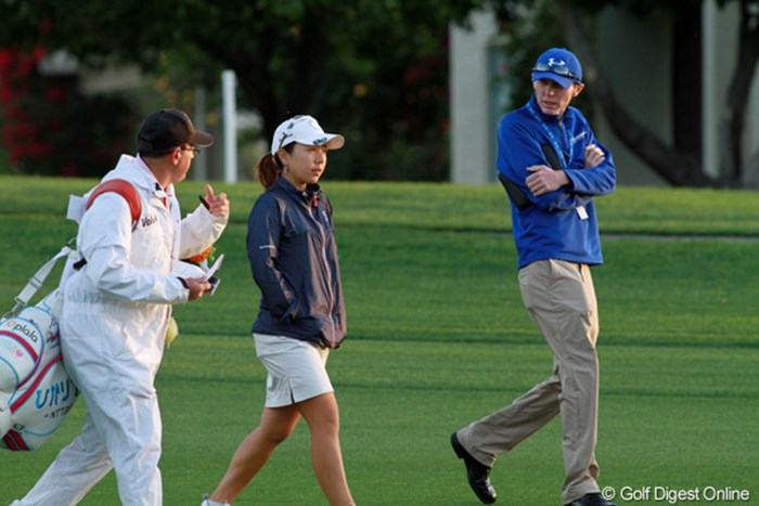 朝日を受けながら練習ラウンドをこなす宮里美香。「今週は楽しむゴルフをしたい」 2012年 クラフトナビスコ選手権 事前 宮里美香