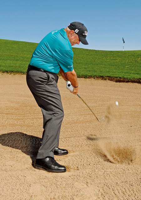 World バンカーから1打で脱出する方法 By ブッチ ハーモン シチュエーション克服 Gdo ゴルフレッスン 練習