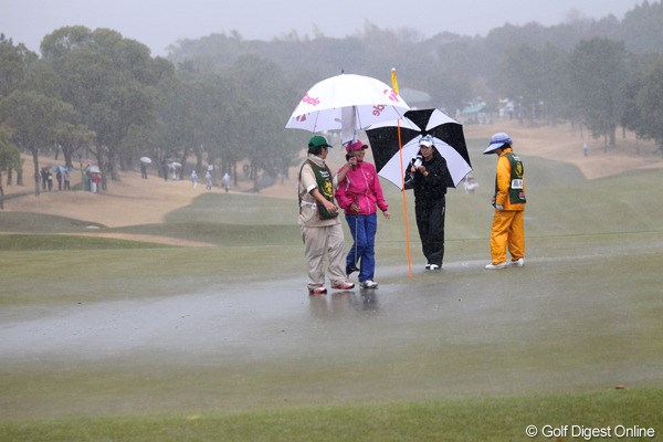 2012年 ヤマハレディースオープン葛城 2日目 10番グリーン 一気にグリーン上に雨水が・・・競技中断