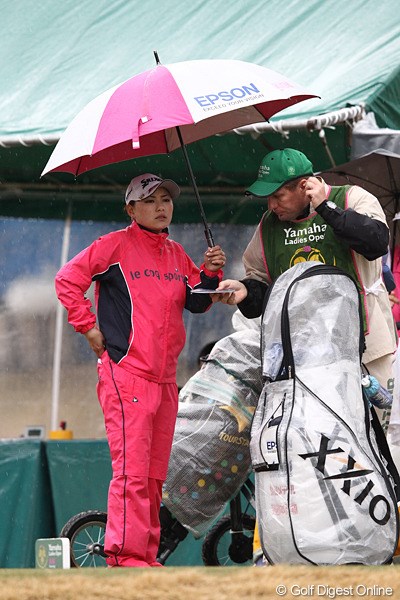 2012年 ヤマハレディースオープン葛城 2日目 横峯さくら AM7：30 雨の降る中Startです。