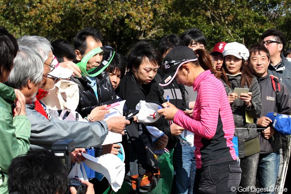 2012年 ヤマハレディースオープン葛城 最終日 斉藤愛璃 今や人気者、サインにも行列！
