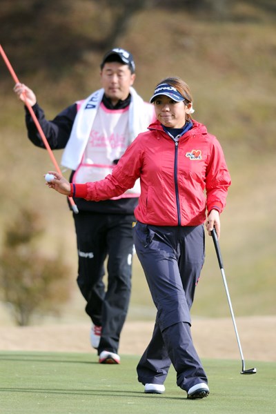 2012年 スタジオアリス女子オープン 初日 中村香織 Y字バランスができるプロゴルファーとして有名（？）なカオ～リが終盤の連続バーディで7位タイスタートです。