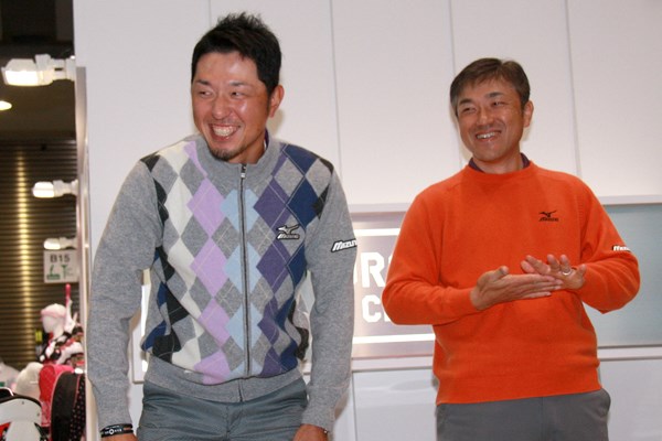 2012年 プレーヤーズラウンジ 佐藤信人 2月に東京ビッグサイトで行われたゴルフフェア。所属先ミズノの展示ブースで小林正則（左）と見せた明るい笑顔も、佐藤信人の心の充実を物語るようだった。