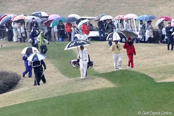 2012年 東建ホームメイトカップ 事前 石川遼  雨にも負けず・・・ギャラリーも雨もなんのその。