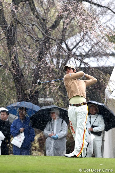 2012年 東建ホームメイトカップ 事前 石川遼 晴れてれば後ろの枝垂れ桜もきれいなんだろ～な？