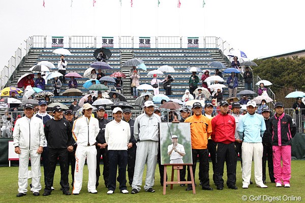 2012年 東建ホームメイトカップ 事前 追悼セレモニー  ジャパンゴルフツアー選手会が故杉原輝雄さんの追悼セレモニーを実施。