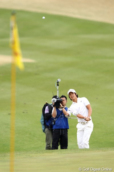 2012年 東建ホームメイトカップ 2日目 石川遼 さすがにアプローチもうまい、トップと5打差の16位タイ。