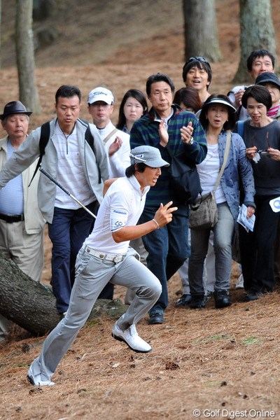 2012年 つるやオープンゴルフトーナメント 初日 石川遼 木越えのロブショットの行方を確認するために、猛然とダ～ッシュ！あまりの勢いにギャラリーも唖然？81位T