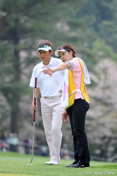 2012年 つるやオープンゴルフトーナメント 初日 尾崎直道、山崎千佳代 よ～二人でしゃべってましたワ。千佳代姐さんがレポーターの時以上に真剣な顔で、脇目も振らずにキャディしてたもんなァ。直さんは男冥利？