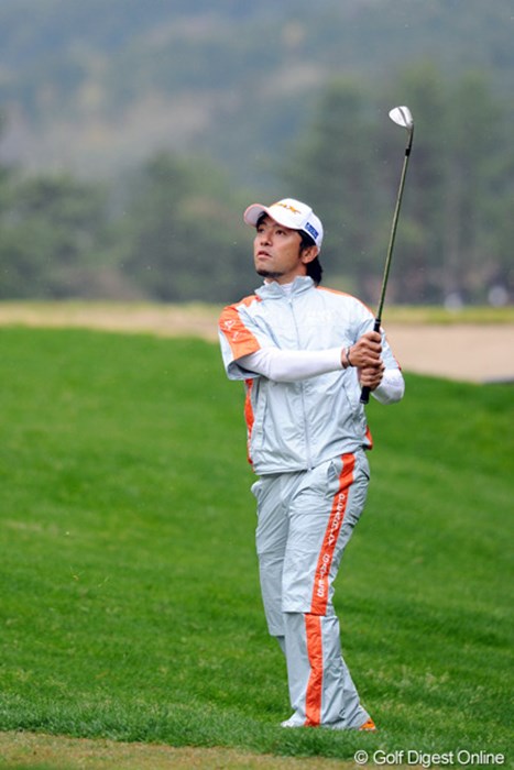 今日66をマークして1打差の2位タイにつけた藤田君のお弟子さんです。なので師匠と同じく66をマークしました！次元大介のようにユニークな顎ヒゲがトレードマークです。これってゲンかつぎ？16位T 2012年 つるやオープンゴルフトーナメント 2日目 河瀬賢史