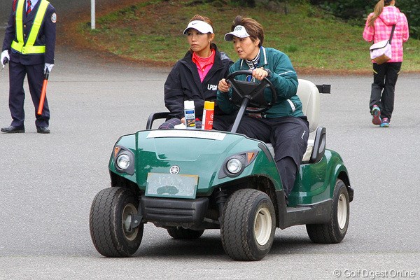 2012年 フジサンケイレディスクラシック 2日目 金田久美子 9ホール終了後、腰痛を理由に棄権した金田久美子。ディフェンディングチャンピオンが思わぬ形で姿を消した