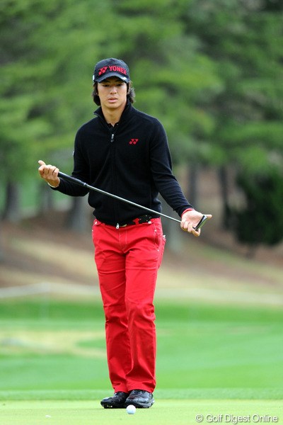 2012年 つるやオープンゴルフトーナメント 最終日 石川遼 なかなかバーディパットが決まらずに、グリーン上で渋い表情を見せる石川遼