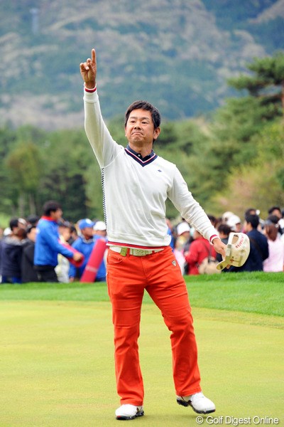 2012年 つるやオープンゴルフトーナメント 最終日 藤田寛之 ウイニングボールをスタンドに投げ込んだ後、人差し指を突き出してハルク・ホーガン（古い？）並みに「イチバ～ン」と雄叫びをあげているのでありま～す（ウソ！）。オメットさんです～！