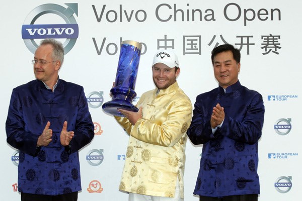 2012年 ボルボ中国オープン 最終日 ブランデン・グレース ツアー初勝利をマークしてから半年もたたないうちに3勝目。B.グレースはチャイナ服をまとってニッコリ。（Ross Kinnaird／Getty Images）