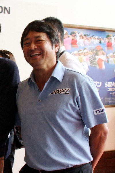 2012年 プレーヤーズラウンジ 横田真一 プロゴルファーと研究生、二足のわらじをはく横田真一。