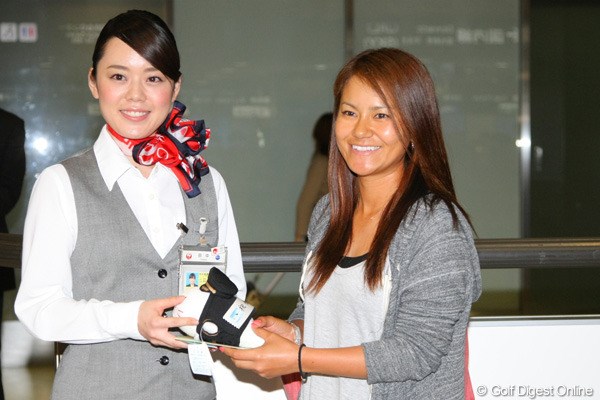 2012年 宮里藍 一時帰国した宮里藍は成田空港でJALのマスコット（しろたん）をプレゼントされた。
