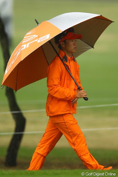 2012年 中日クラウンズ 初日 浅地洋佑 やっぱりリッキー・ファウラーみたいに、靴下と下着もオレンジ色なんですかね？
