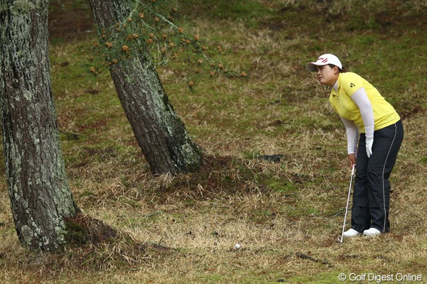 2012年 サイバーエージェント レディスゴルフトーナメント 初日 朴仁妃 17番2回も木に当ててしまい・・・でもさすがトップタイ。