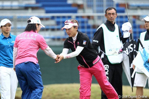 2012年 サイバーエージェント レディスゴルフトーナメント 初日 有村智恵 不動裕理 大江香織 トップタイで初日を終えてご挨拶。