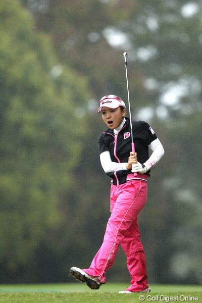 2012年 サイバーエージェント レディスゴルフトーナメント 初日 有村智恵 可笑しな格好ですがボールはしっかりとグリーンへ！