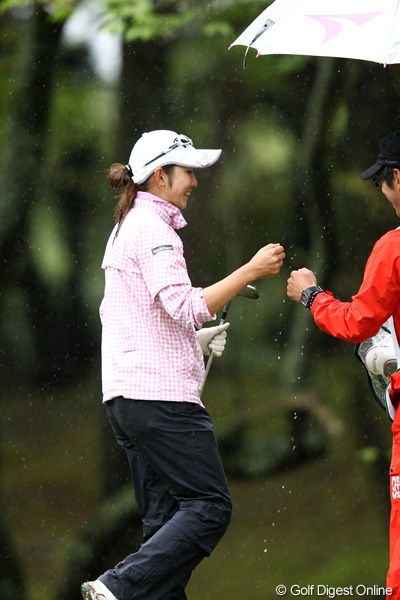 2012年 サイバーエージェント レディスゴルフトーナメント 初日 斉藤愛璃 2番チップインでナイスパーセーブ、グータッチも笑顔で！