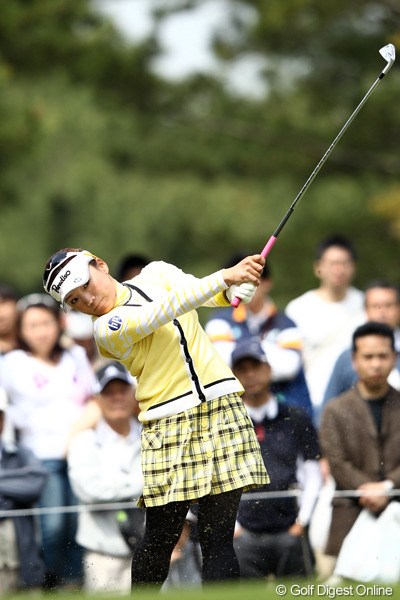 2012年 サイバーエージェント レディスゴルフトーナメント 2日目 有村智恵 アイアンショットが冴えまくる有村智恵が首位タイをキープ