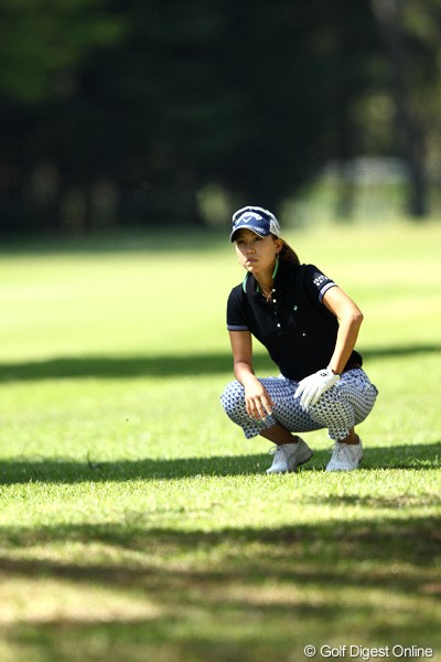 2012年 サイバーエージェント レディスゴルフトーナメント 2日目 上田桃子 休憩？いえいえボールを打つ方向を確認中です。
